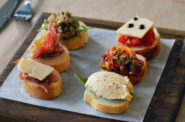 Small bread with meat and vegetables